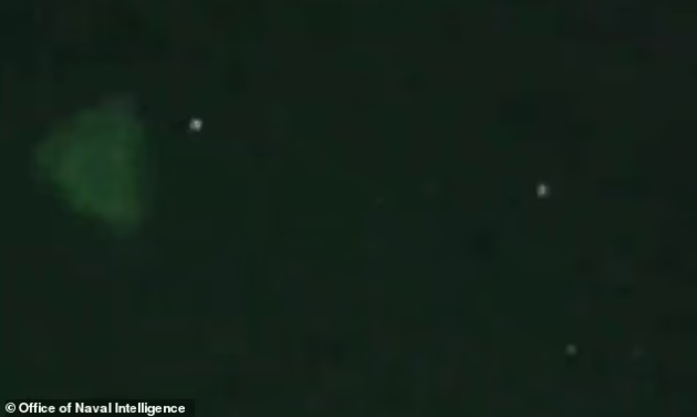 其中一段视频显示，两个三角形的小物体从一架飞机的驾驶舱飞过，这是通过夜视镜发现的