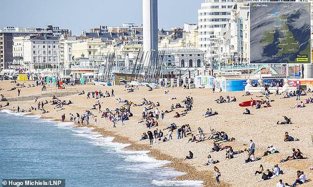 今年夏天热浪冲击英国的时候，英国人前往布莱顿海滩避暑。科学家指出，高温天气可能会威胁男性的生殖力