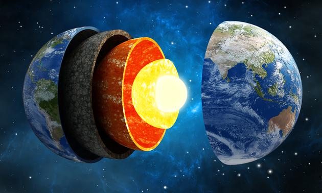 地球的分层结构。简而言之，地核的高温是由于储存的原始热量以及放射性衰变造成的