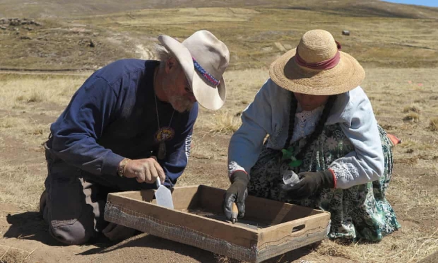 考古学家在秘鲁Wilamaya Patjxa遗址发现了包括女性在内的史前人类群体狩猎大型猎物，年轻女性死者身旁放置了24件石制工具，其中包括狩猎和屠宰大型猎物所需的一切工具，其中包括：6个抛射器、4个刮刀、一把刀和数块碎石头。