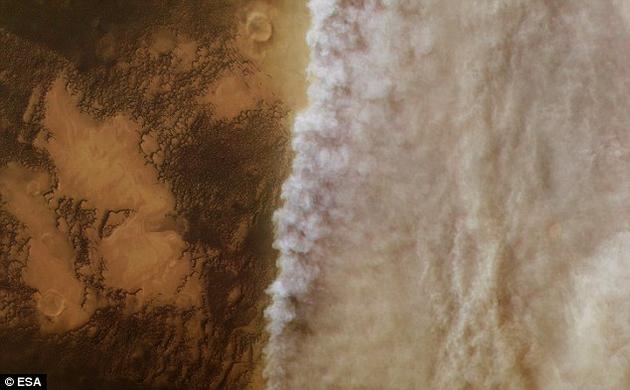 这张照片由欧空局“火星快车号”探测器拍摄。从图片右侧可以看出，这场沙尘暴是多么声势浩大。