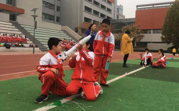 天津东丽区丽泽小学学生制作火箭