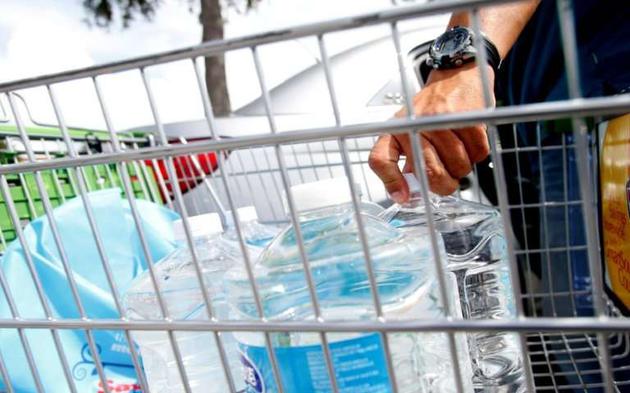 近期的一项研究指出，对许多重要的瓶装饮用水品牌的抽样调查发现，93%的水样中检测出了塑料颗粒。这些品牌包括Aqua、Aquafina、Dasani、依云（Evian）、雀巢优活（Nestle Pure Life）和圣沛黎洛（San Pellegrino）等。