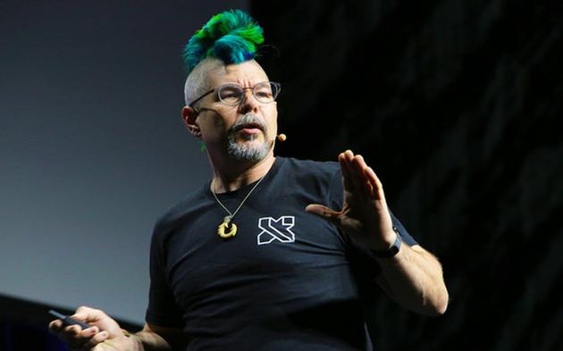 图为X公司“疯狂科学”带头人德瓦尔在今年3月的Future Con大会上发表演讲。