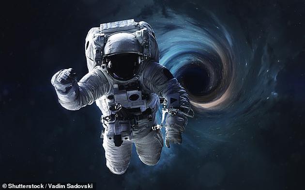麻省大学达特茅斯分校的一项研究发现，只要黑洞够大、旋转速度够快，就能实现“温和”的超空间旅行。