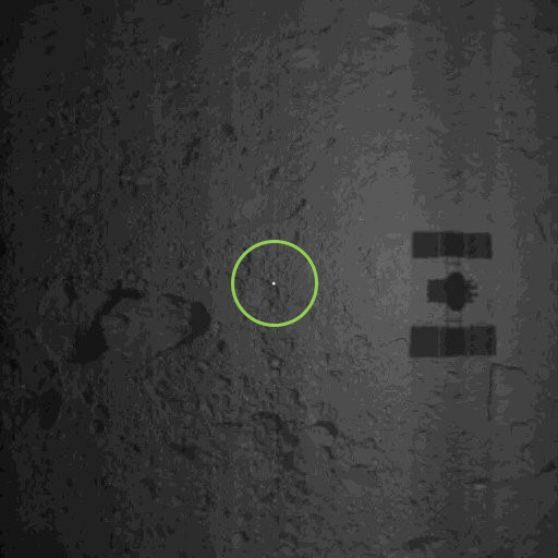 “隼鸟2号”释放到“龙宫”小行星表面，用于指引采样降落的明亮反光“信标物”，图像中还可以看到“龙宫”的影子