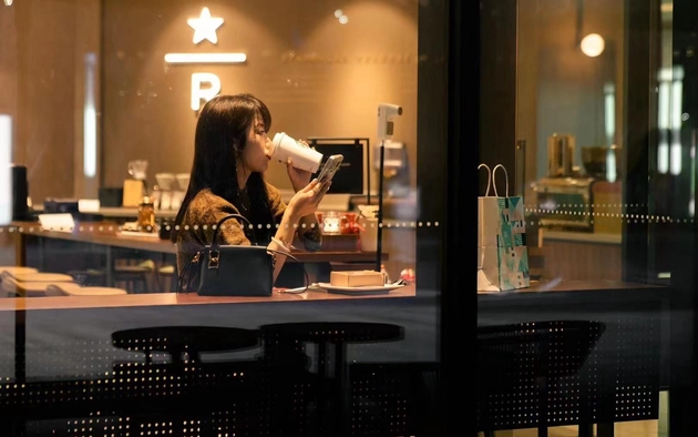一位女性独自在咖啡店喝咖啡。 图/IC PHOTO