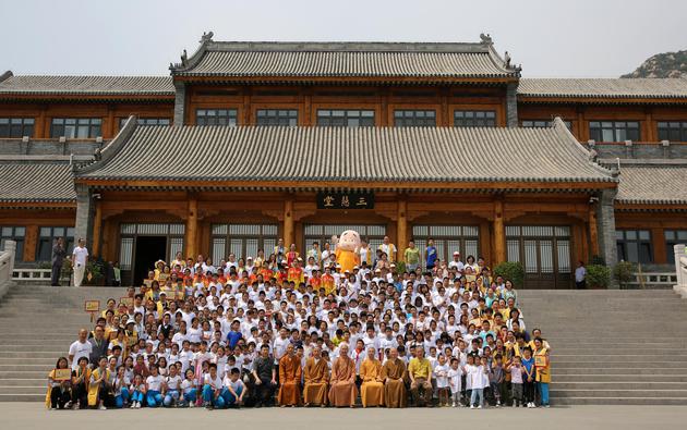 北京龙泉寺动漫中心2011年由方丈学诚大和尚倡议成立,贤二机器僧的