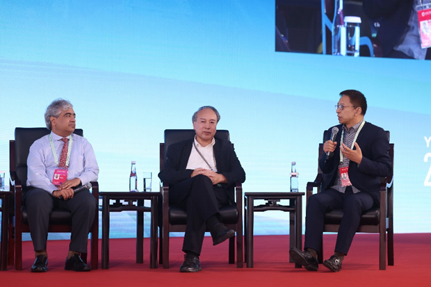 Subir Sachdev（左）、张新民（中）、张朝阳（右）