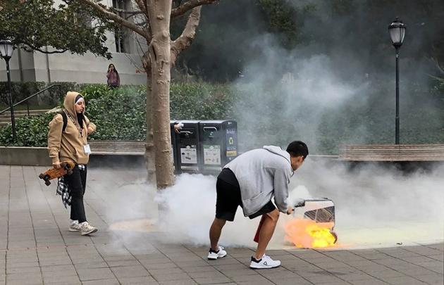 加州大学内外卖机器人起火“身亡”  KiwiBot：原因被确定为人为错误
