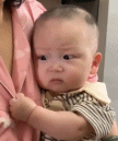 生怕妈妈把自己放下去抓紧衣服-搞笑gif动态图片-izike