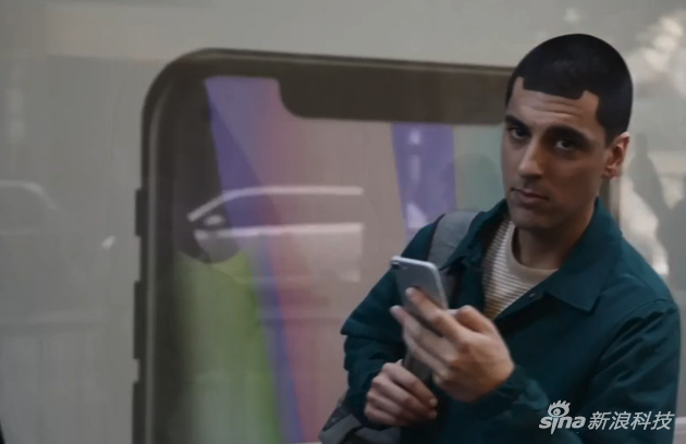 三星嘲笑苹果刘海屏的广告