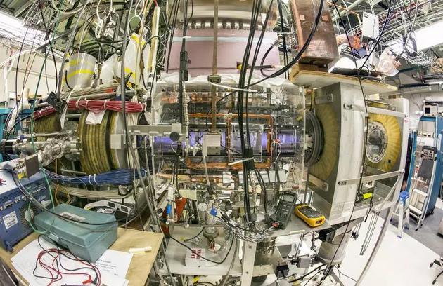 图中是普林斯顿场反转配置装置——PFRC-2，位于美国新泽西州普林斯顿等离子体物理实验室