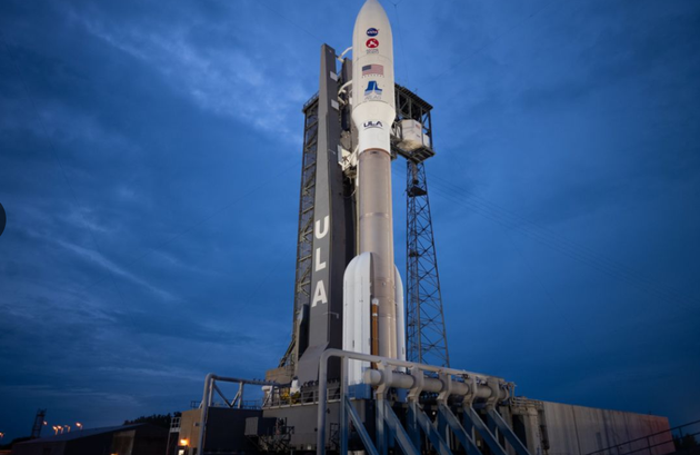 2020年7月28日星期二，在佛罗里达州卡纳维拉尔角空军基地的41号航天发射场，搭载“火星2020”毅力号探测器的阿特拉斯5号火箭被聚光灯照亮。