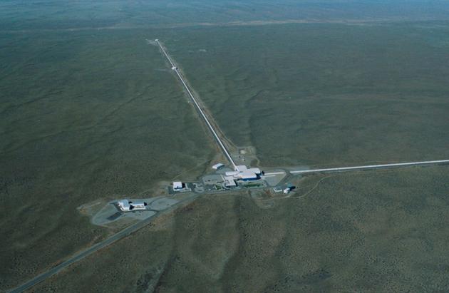 LIGO由两个相距约3000公里的巨型探测器组成，一个位于路易斯安那州的利文斯顿，另一个位于华盛顿州的汉福德（如图）