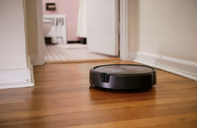 iRobot 的Roomba J7+ 扫地机器人 | 来源：Digitrends