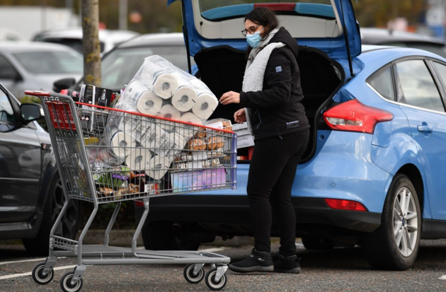 11月3日，在英国格雷斯，居民把从超市采购的物品装上汽车。新华社/法新