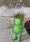 女生给小区草地画画-美女动态图片-gif动态图-izike