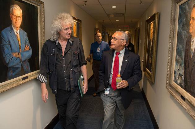 72岁顶级摇滚乐手竟是天文学家,61岁获天文学博士布莱恩天文学新视野