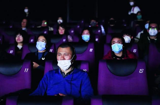 1月23日，上海的一家电影院内，影迷戴口罩观影。摄影/本刊记者 张亨伟