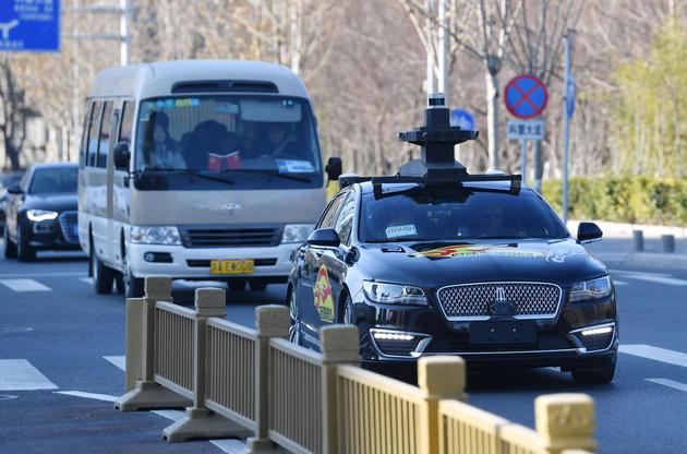 参加自动驾驶载人载物测试的车辆平稳行驶在亦庄的道路上。摄影/新京报记者 李木易