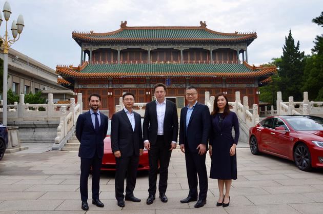 马斯克与中国同事在紫光阁前合影。