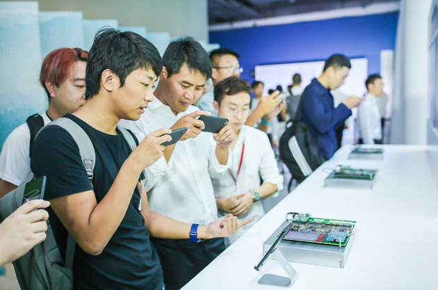 图：参会媒体现场体验麒麟980芯片特性