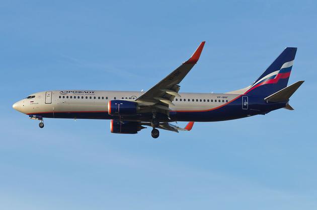 俄航一架波音737800飞机突发故障紧急降落索契机场
