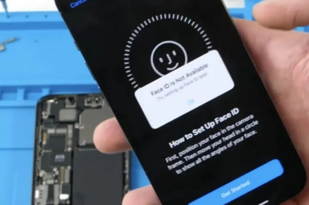 （Phone Repair Guru视频截图：把两台iPhone 13原厂屏幕对调，面部解锁功能仍被禁用。）
