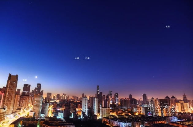 这是天津市天文爱好者杨婧2022年5月27日凌晨在天津拍摄的金星、木星、火星和土星。（本人供图）
