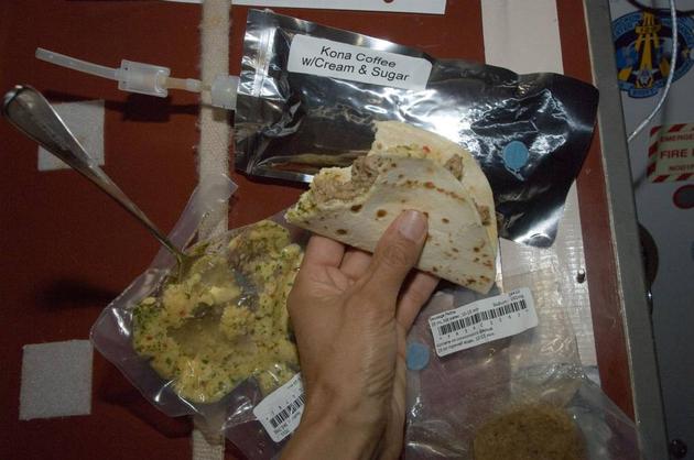 宇航员进餐时，要用维克牢尼龙搭扣将食物包装袋固定在餐桌上。由于墨西哥玉米饼不易产生碎屑，可以做成卷饼食用。