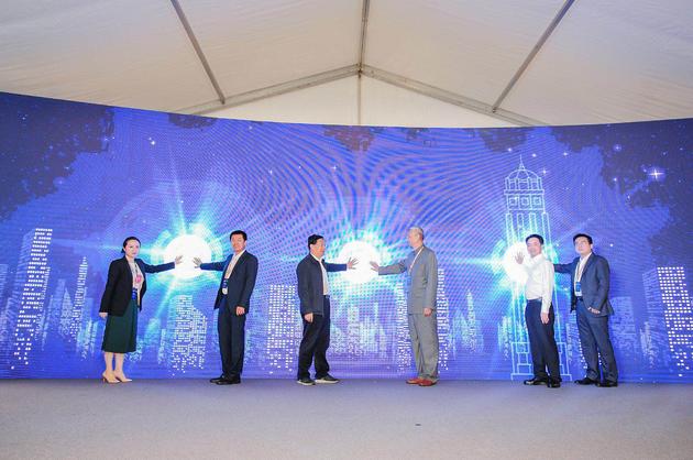 重庆市领导、盼达用车CEO高钰、百度智能汽车事业部总经理顾维灏等出席启动仪式