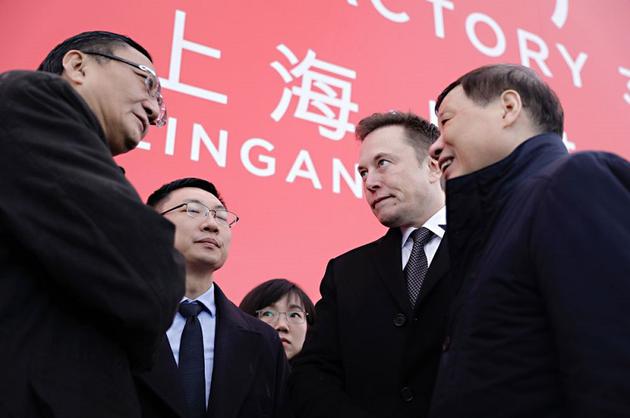 1月7日，马斯克（右二）在特斯拉上海工厂开工仪式上