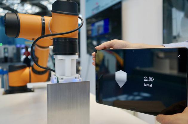 搭载AI触觉传感芯片的机器人，能分辨其所接触物体的材质。新京报记者 郑新洽 摄