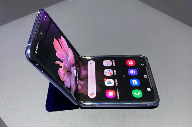 三星Galaxy Z Flip可以立在桌子上，分屏操作