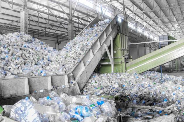 依據美國環境保護署統計數據，2017年美國製造了3540萬噸塑料，如果人們想減少塑料污染，回收處理可能是一個很容易實現的解決方案。 但當你清理完這些塑料容器，並將它們倒入回收箱後會發生什麼呢？