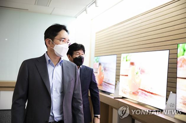 3月19日，三星电子副会长李在镕视察三星显示器工厂 图片来源：韩联社
