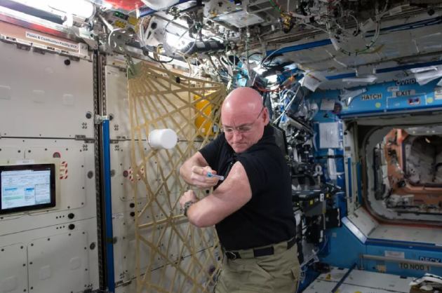 2015年，美国国家航空航天局宇航员斯科特·凯利在太空中给自己注射流感疫苗