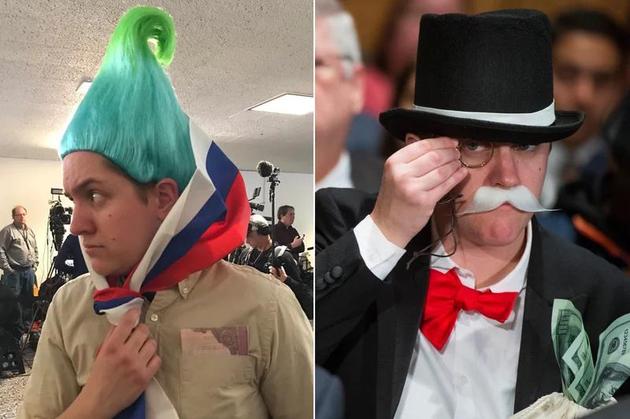 会场内的装扮成“俄罗斯巨魔”的抗议者