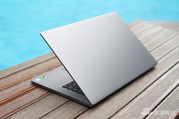 笔记本背面依旧是无Logo的简洁设计