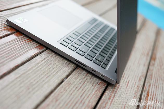 机身另一侧是USB 3.0和3.5毫米耳机插口