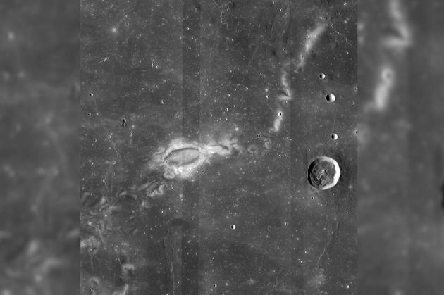 　　图中是月球勘测轨道飞行器拍摄的月球表面赖纳伽马月球漩涡，目前，最新一项研究表明，这些月球漩涡可能是表面之下远古磁性熔岩所导致的。