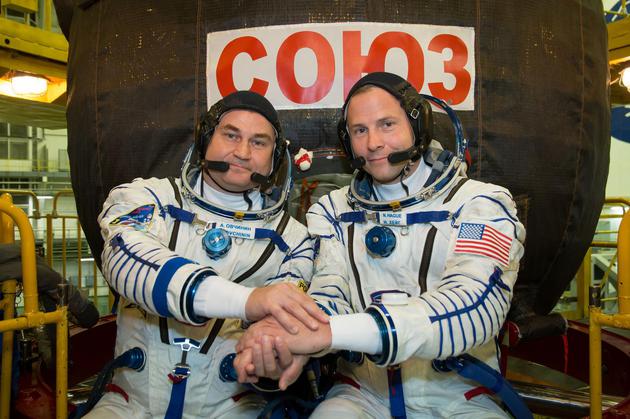 9月26日在发射前训练中，美国宇航员尼克_黑格（Nick Hague）和俄罗斯宇航员阿列克谢_奥夫奇宁（Aleksey Ovchinin）在联盟MS-10火箭前合影。