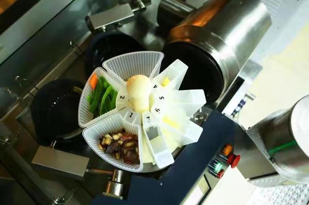 直击|京东X未来餐厅开业 机器人“大厨”可炒40道菜