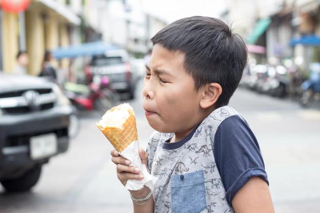过快地享用最初几勺冰淇淋时可能会在前额突然产生一种刺痛，这种痛觉被称为“大脑冻结(brain freeze)”。但是这种刺痛感会在短短几秒消失，对人体健康并无大碍。