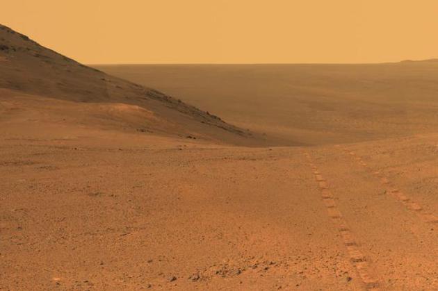 2017年6月，美国宇航局机遇号火星车在奋进陨坑边缘拍摄的照片。