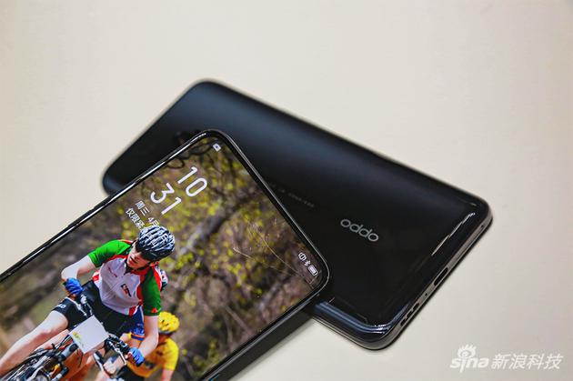 OPPO Reno正面没有刘海也没有水滴