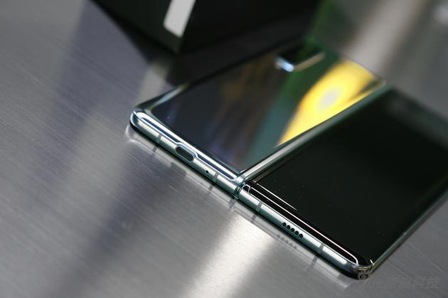 三星galaxy fold首发评测:弯的phone能成手机未来吗