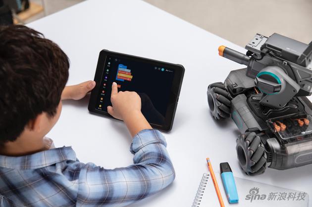 DJI大疆创新推出教育机器人：机甲大师RoboMasterS1