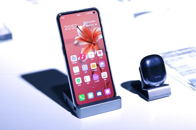 vivo X30 Pro：打孔屏设计 后置四摄